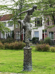 905147 Afbeelding van het bronzen beeld 'Twee spelende kinderen', gemaakt door Jan van Luijn (1916-1995) uit 1973, in ...